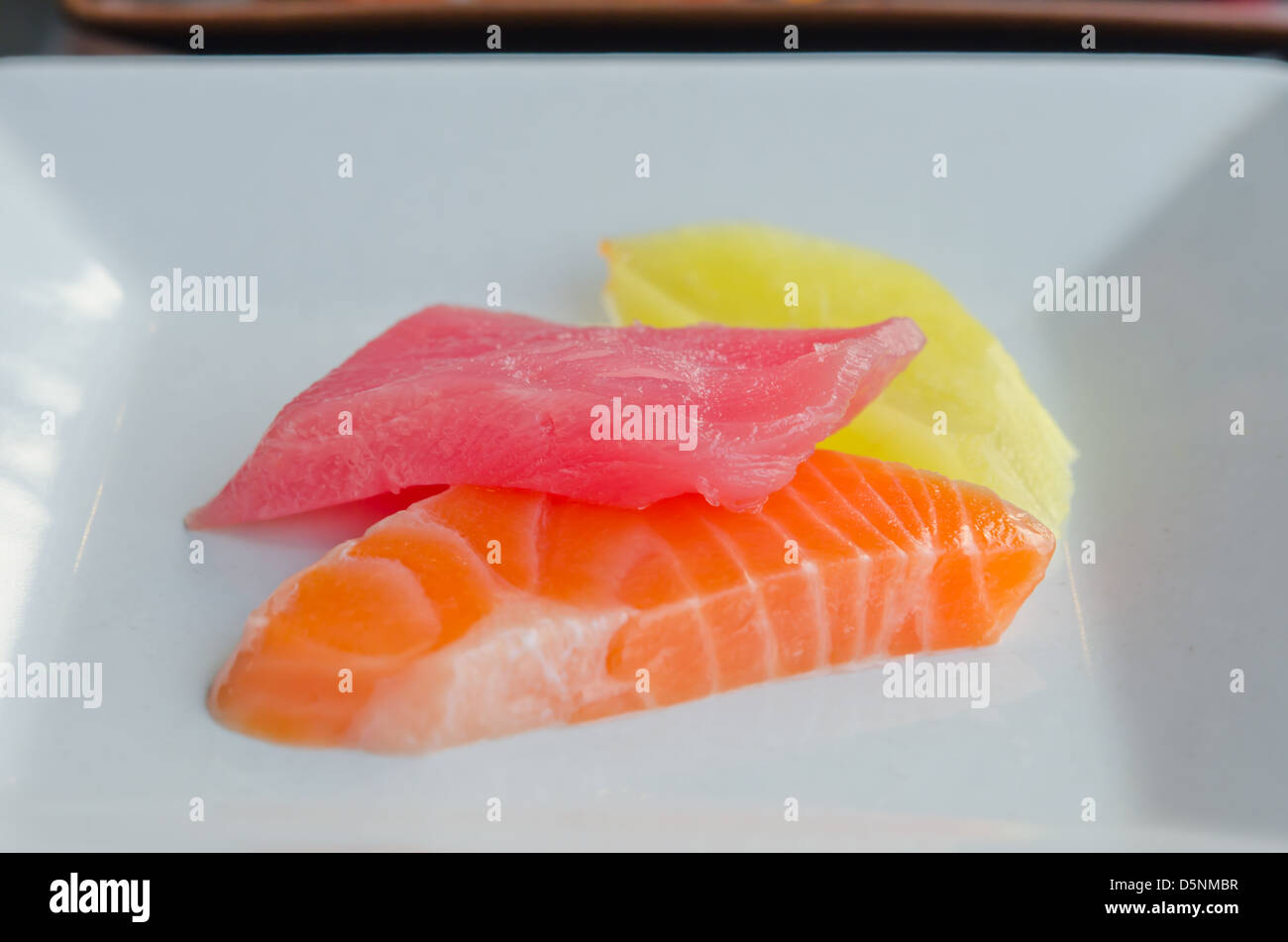 Roher Fisch (Sashimi) und eingelegtem Gemüse. Japanisches Essen Stockfoto