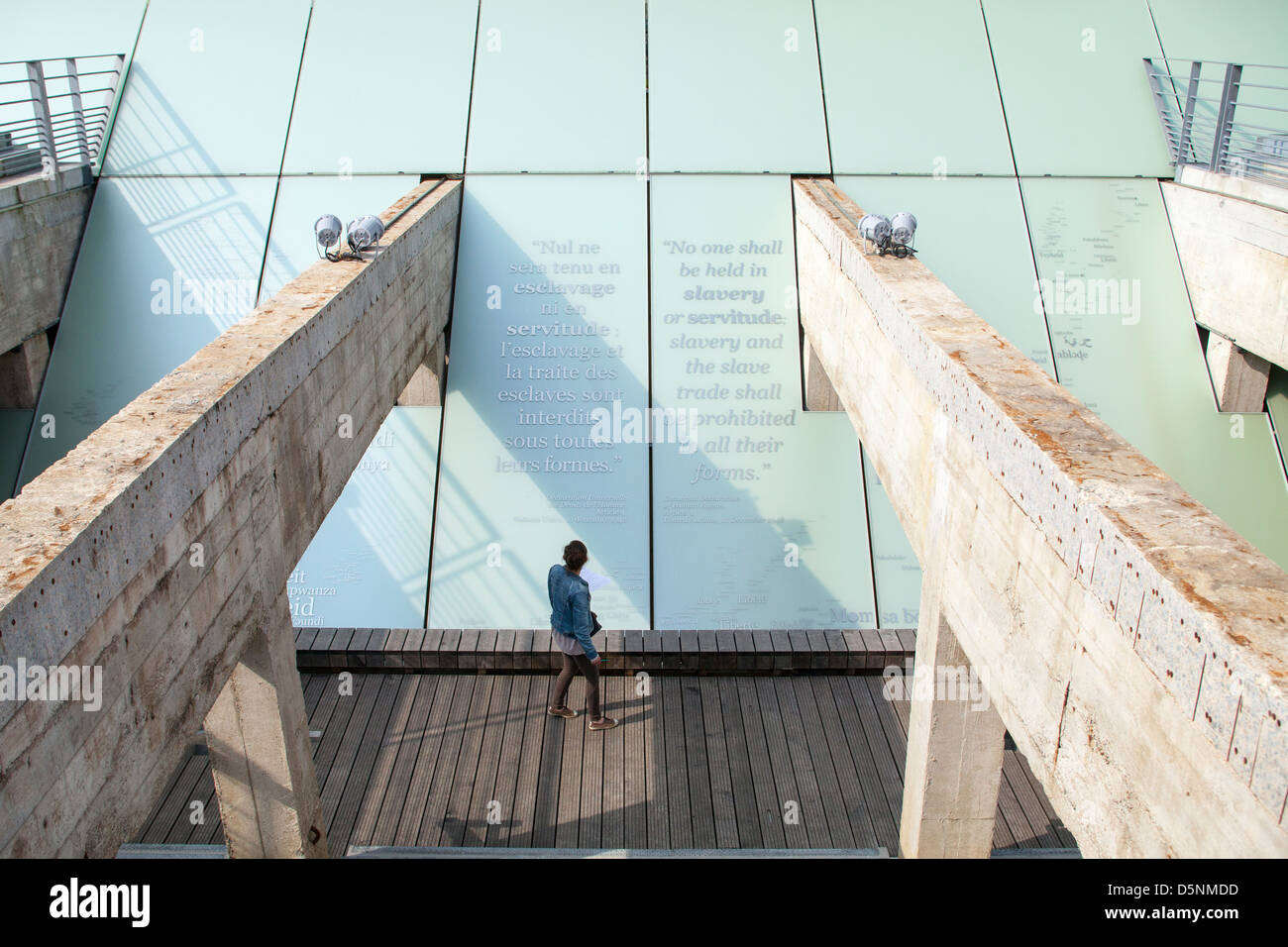 Eine Frau besucht die Gedenkstätte für die Abschaffung der Sklaverei in Nantes, Frankreich Stockfoto