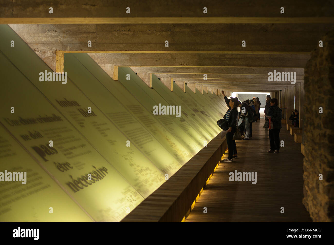 Menschen besuchen Sie das Denkmal für die Abschaffung der Sklaverei in Nantes, Frankreich Stockfoto