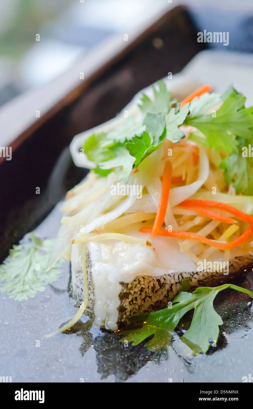 Gedünsteter Fisch mit Gemüse, asiatische Küche Stockfoto
