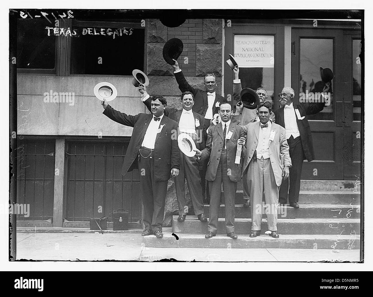 Foto von texanischen Delegierten, die 1912 auf der Republican National Convention in Chicago ankommen, aufgenommen von der George Grantham Bain Collection. Das Bild zeigt die Delegierten, die das Kolosseum während der republikanischen Versammlung betreten, mit Hüten und formeller Kleidung. Stockfoto