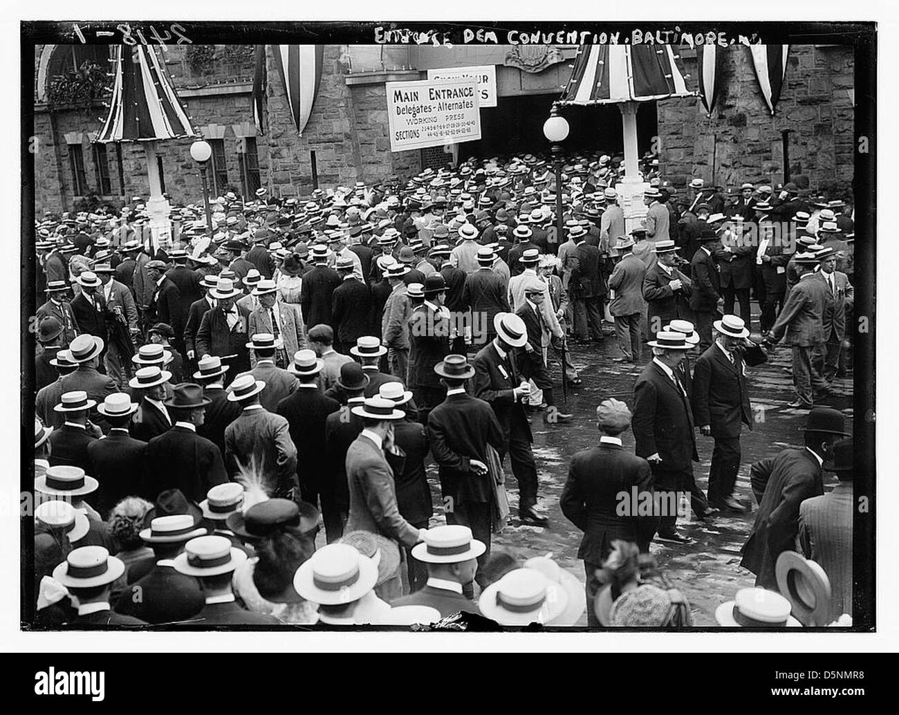 Dieses Foto zeigt den Eingang zum Democratic National Convention 1912 in Baltimore, Maryland. Das Bild fängt die Menge und Atmosphäre des politischen Ereignisses ein. Stockfoto