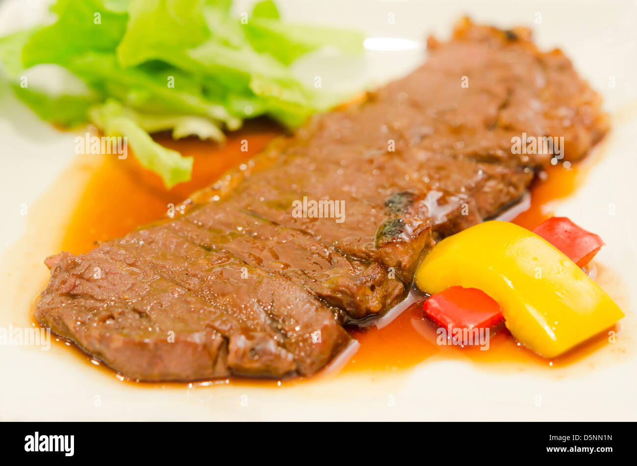 gebratenes Rindfleisch mit frischem Gemüse auf Platte Stockfoto