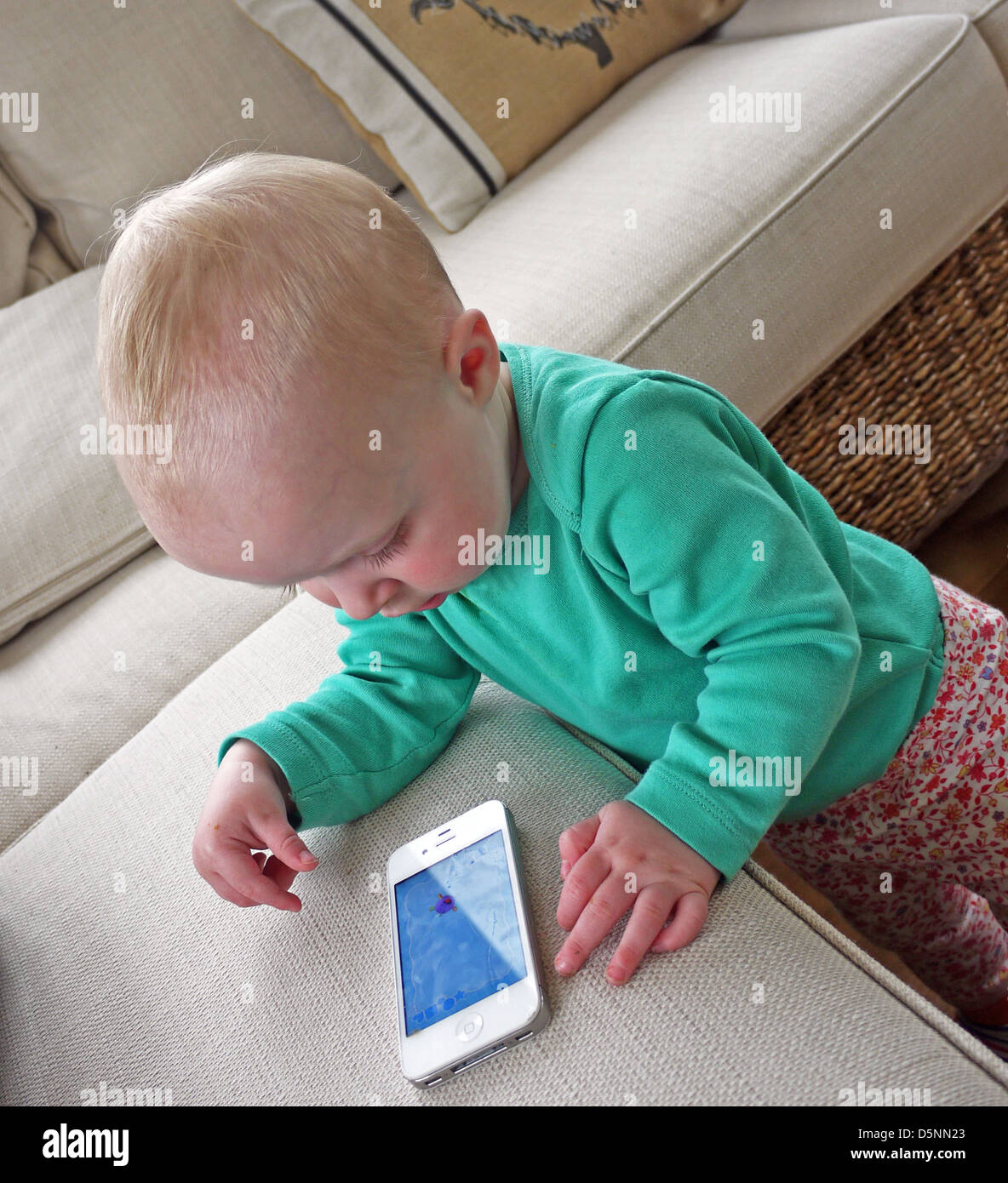 Kleinkind mit einem Apple Mac iPhone Stockfoto