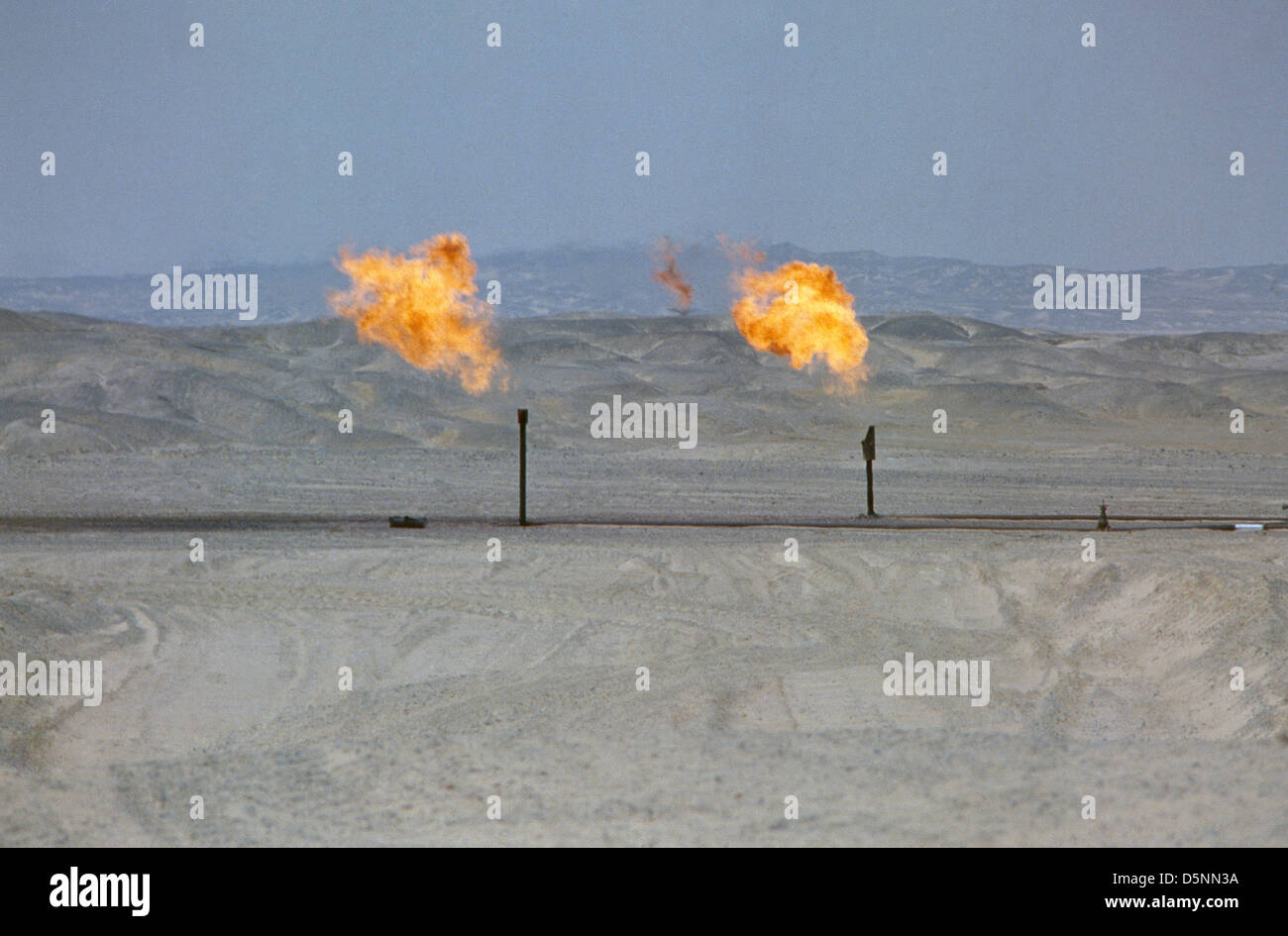 Eine Gasfackel in der Nähe von Ägyptens Rotes Meer Küste Stadt von Ras Gharab, eine Drehscheibe für die Offshore-Ölindustrie Rotes Meer. Stockfoto