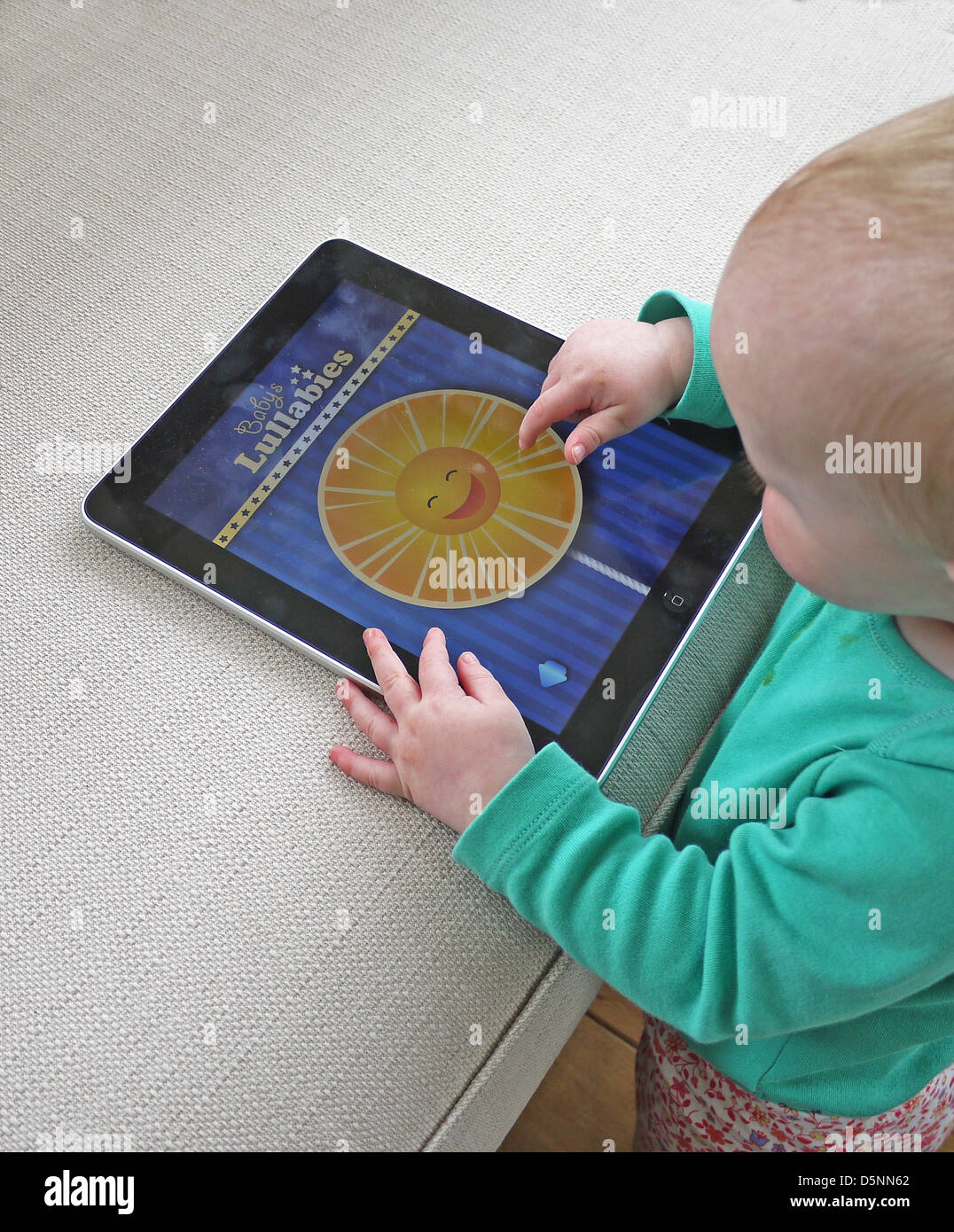 Kleinkind mit einem Apple Mac iPad Stockfoto