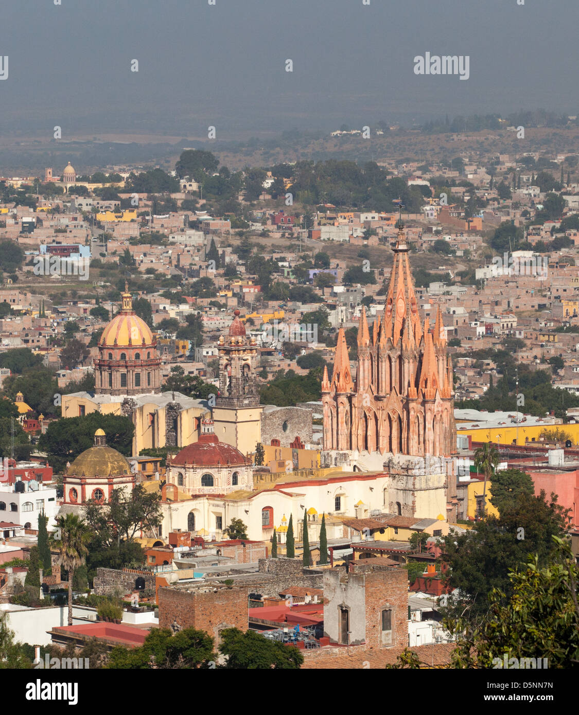 Stadtbild der spanischen Kolonialstadt San Miguel de Allende, Guanajuato, Mexiko mit La Parroquia im Zentrum Stadt Stockfoto