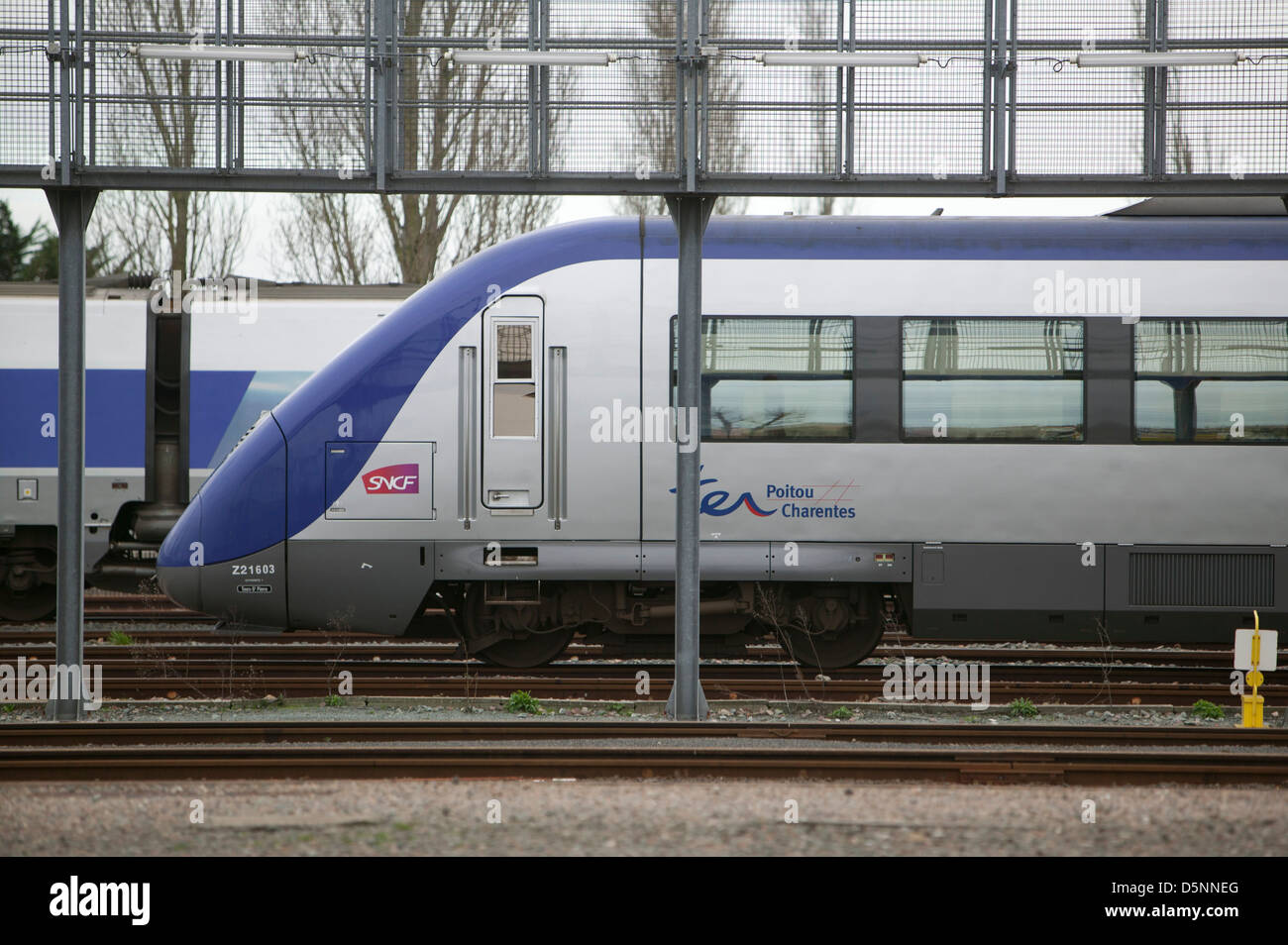 Der Zug fährt am Bahnhof La Rochelle in Frankreich Stockfoto