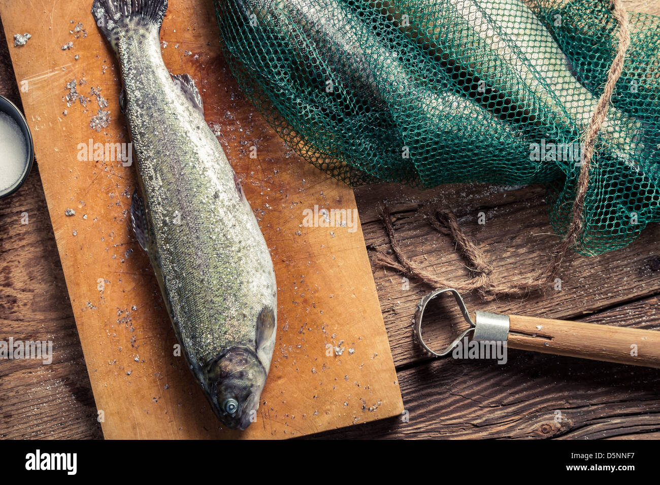 Zubereitung von Fisch im Fischernetz gefangen Stockfoto