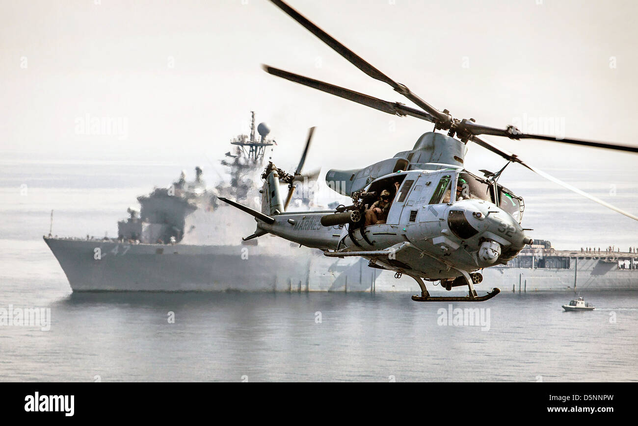 Eine US Marine Corps UH-1N Huey fliegt vorbei an der USS Rushmore 29. März 2013 in das Arabische Meer tätig. Stockfoto