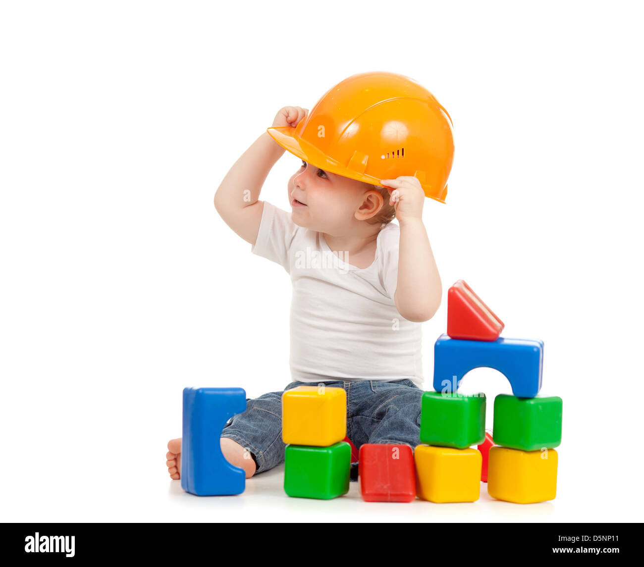 kleiner Junge mit Schutzhelm und Bausteine Stockfoto