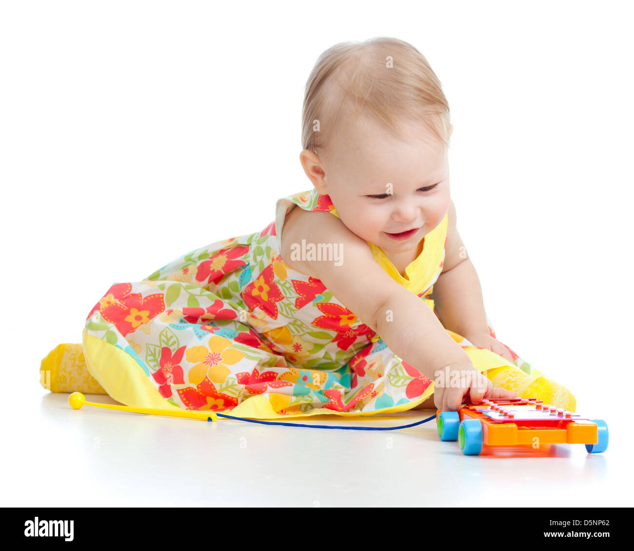 Mädchen spielen mit musikalische Spielzeuge. Isoliert auf weißem Hintergrund Stockfoto