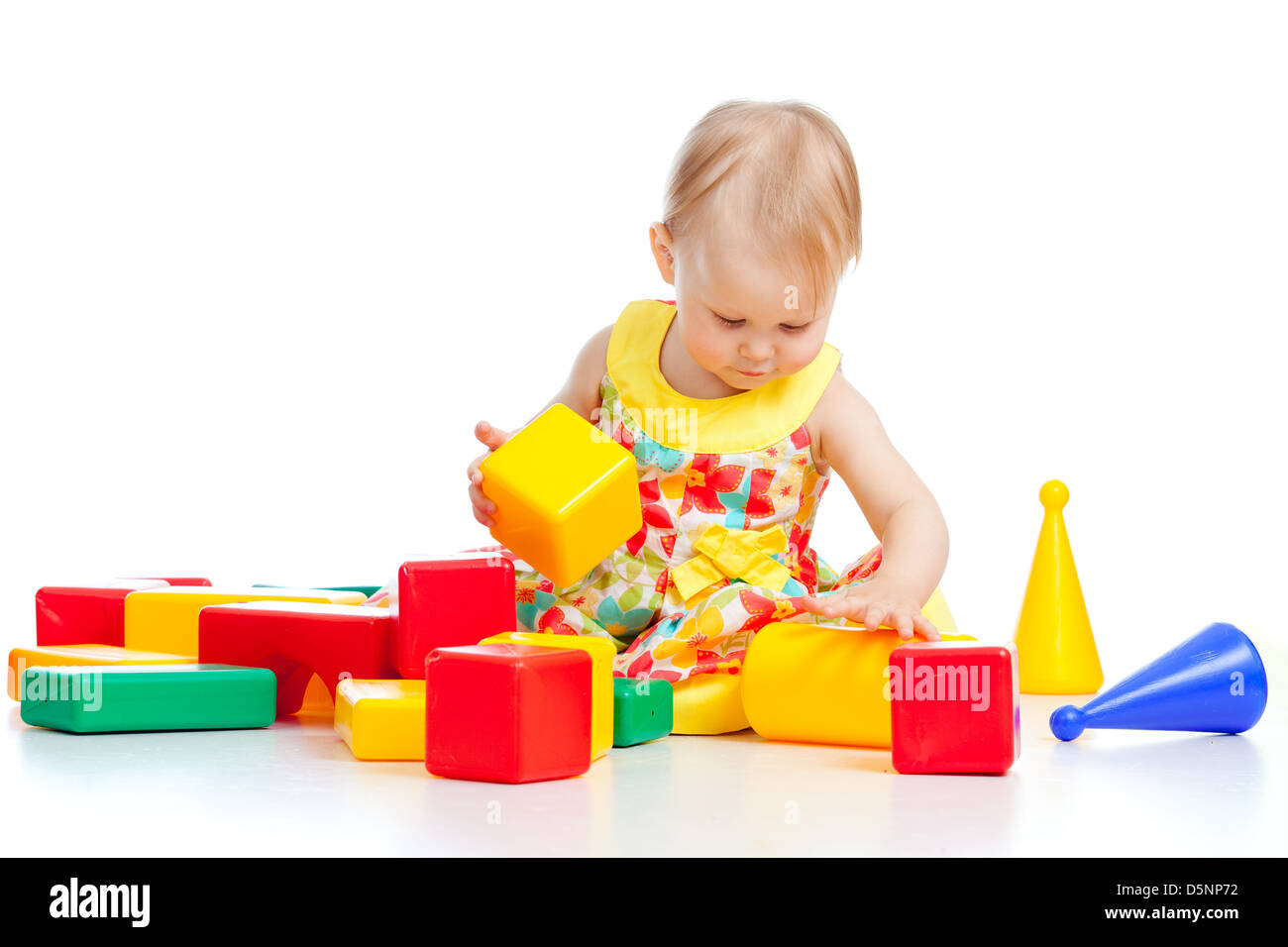 Kind spielt mit Bausteinen Stockfoto