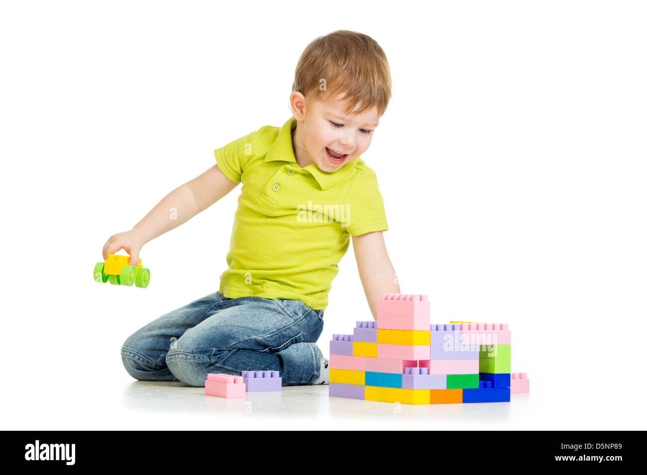 glückliches Kind Junge mit Baukasten auf weißem Hintergrund Stockfoto