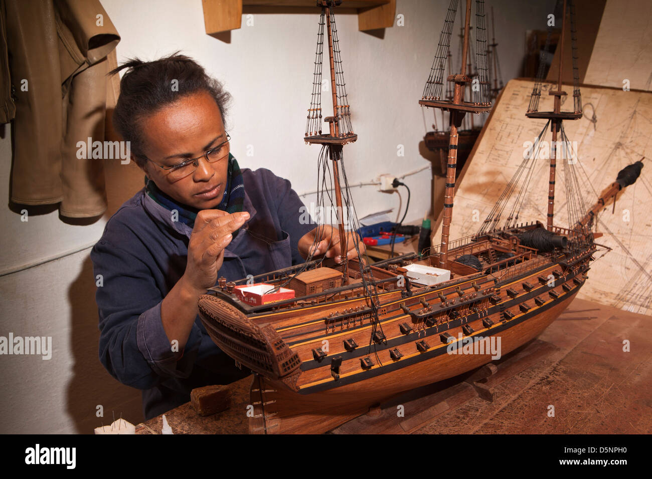 Madagaskar, Antananarivo, Handwerk, Le Village Modellboot machen Workshop, Handwerkerin Stockfoto