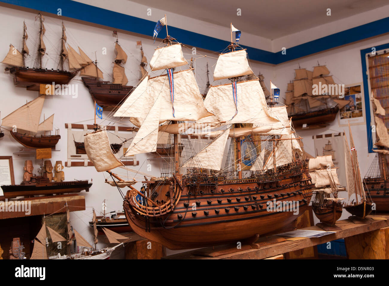 Madagaskar, Antananarivo, Handwerk, Le Village Workshop Modell der HMS Victory auf dem display Stockfoto