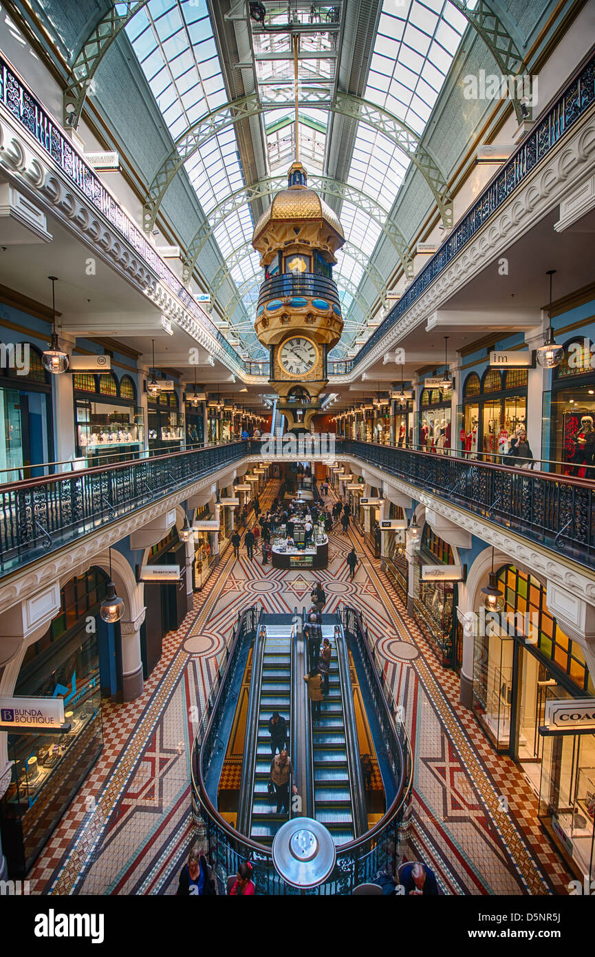 Eine hängende Uhr in das Queen Victoria Building in eine High-End-Sydney-Fußgängerzone. Stockfoto