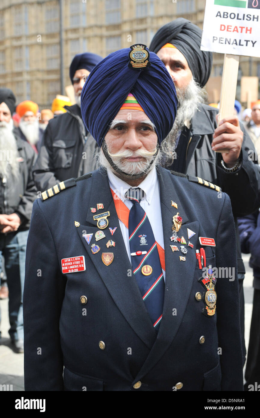 Westminster, London, UK. 6. April 2013. Ein Sikh Mann mit Abzeichen an den Protest gegen die Todesstrafe in Indien. Sikhs protest außerhalb des Parlaments gegen die Verwendung der Todesstrafe für Sikhs in Indien. Matthew Chattle / Alamy Live News Stockfoto