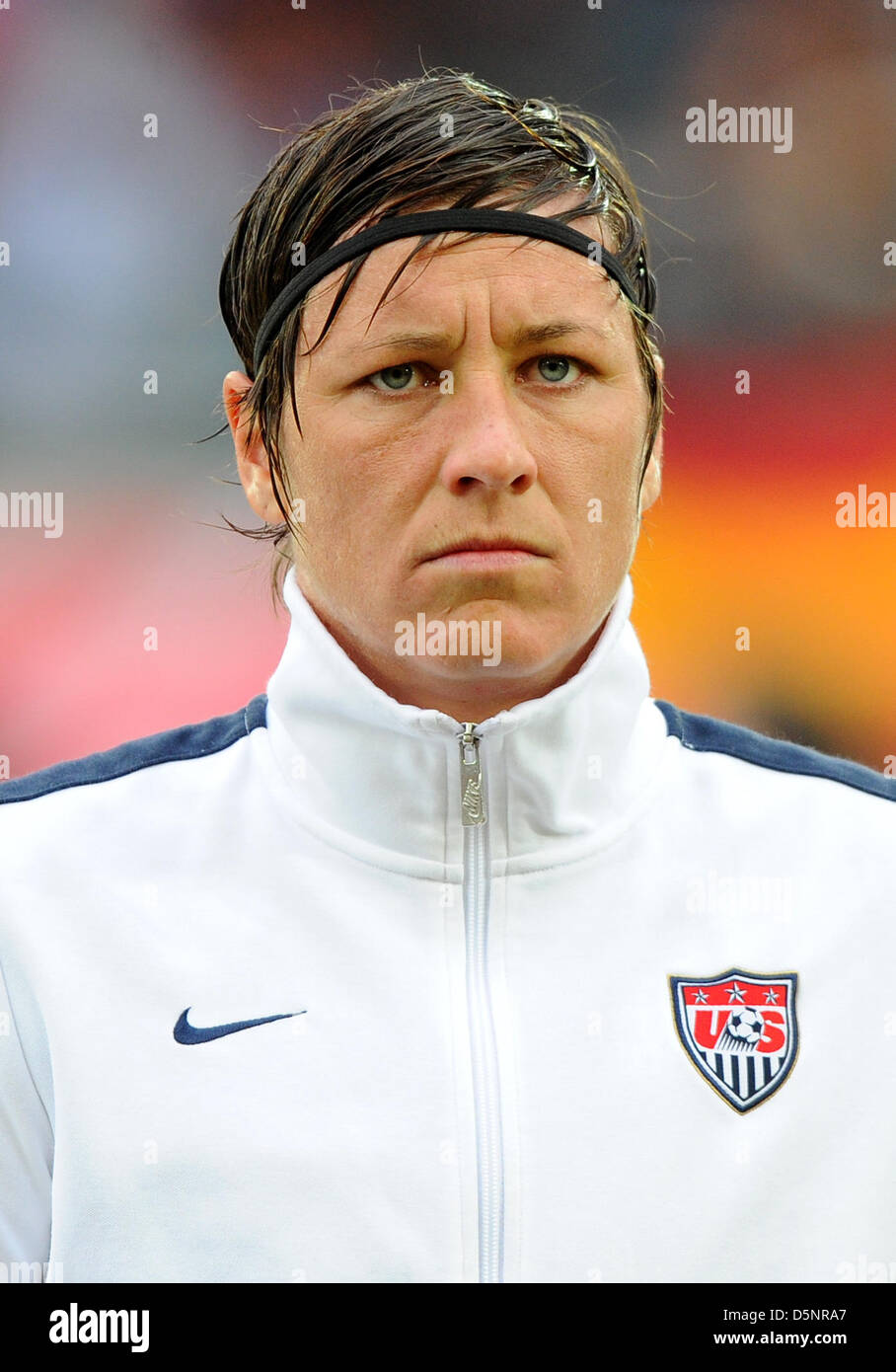 USAS Abby Wambach abgebildet ist, bevor die Frauen internationalen Fußballspiel zwischen Deutschland und den USA bei Sparda-Bank-Hessen-Stadion in Offenbach, Deutschland, 5. April 2013. Foto: Thomas Eisenhuth Stockfoto