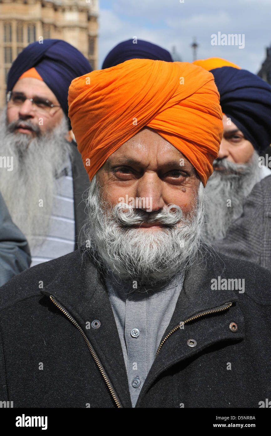 Westminster, London, UK. 6. April 2013. Ein Sikh Mann an dem Protest gegen die Todesstrafe in Indien. Sikhs protest außerhalb des Parlaments gegen die Verwendung der Todesstrafe für Sikhs in Indien. Matthew Chattle / Alamy Live News Stockfoto