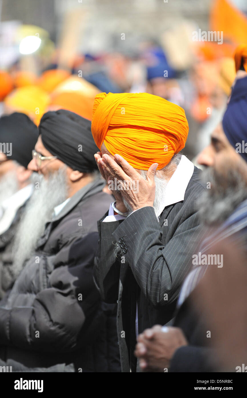 Westminster, London, UK. 6. April 2013. Ein Sikh Mann reibt sein Gesicht an den Protest gegen die Todesstrafe in Indien. Sikhs protest außerhalb des Parlaments gegen die Verwendung der Todesstrafe für Sikhs in Indien. Matthew Chattle / Alamy Live News Stockfoto