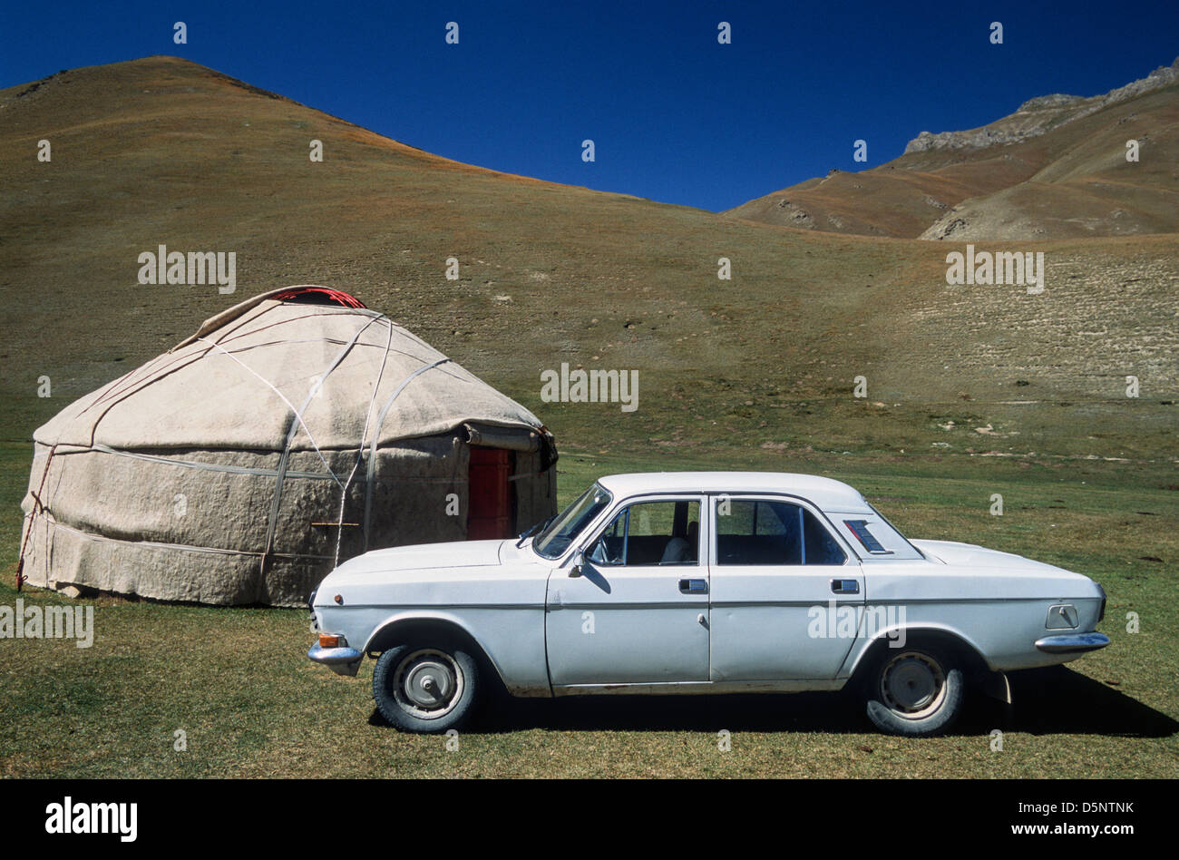 Alte russische Auto neben einer Jurte, Tash Rabat, Kirgisien, Zentralasien Stockfoto