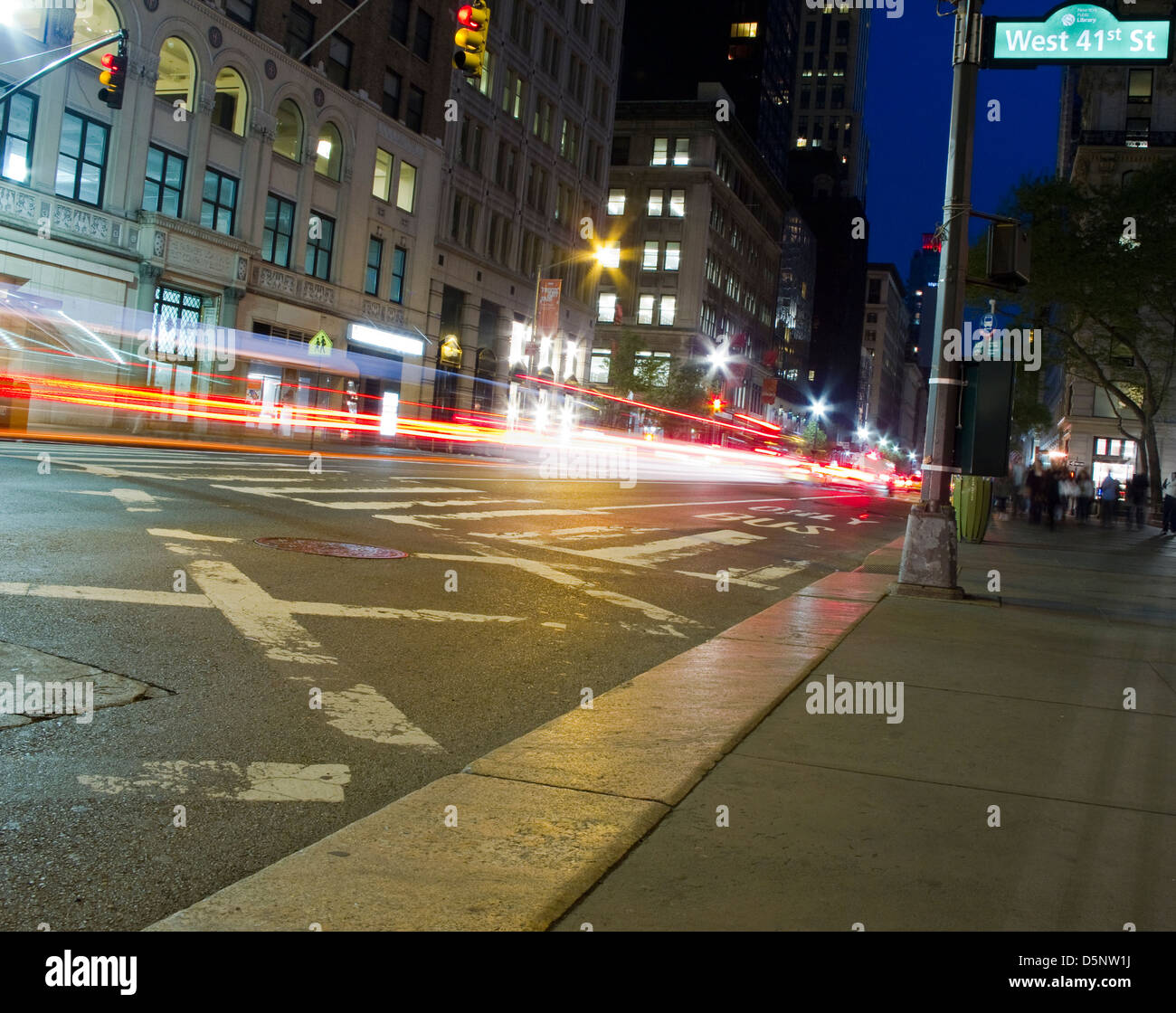 New Yorker Straßenszene in der Nacht - Licht Bewegung Muster des Autoverkehrs Stockfoto