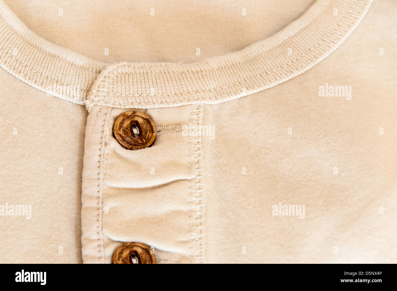 Nahaufnahme von Beige-T-Shirt Stockfoto