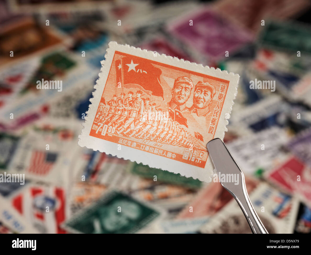 Chinesische Sonderbriefmarke feiert den Sieg der Bürgerkrieg 1927 - 1949 / general Zhu De und Mao Zedong Stockfoto