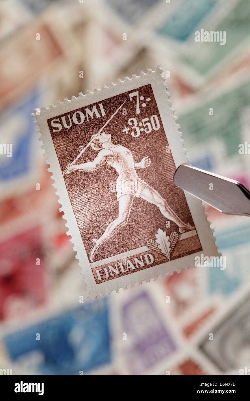 Finnische Briefmarke von 1945. Mann warf Speer. Stockfoto