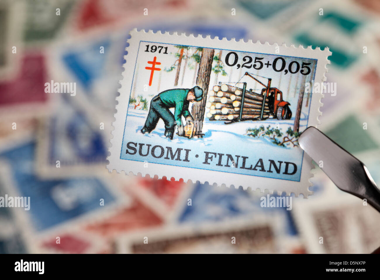 Finnische Briefmarke von 1971 abbildenden Forstindustrie. Stockfoto