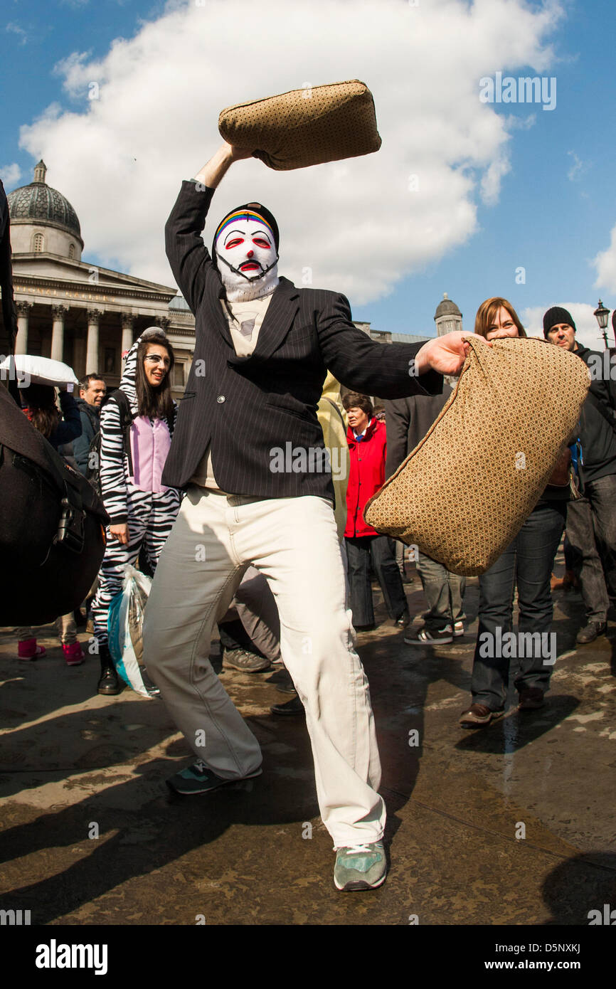 London, UK 6. April 2013 maskierter Mann wirbelt zwei Kissen im Londoner Ableger der International Pillow Fight Day statt am Trafalgar Square. Bildnachweis: Martyn Wheatley / Alamy Live News Stockfoto