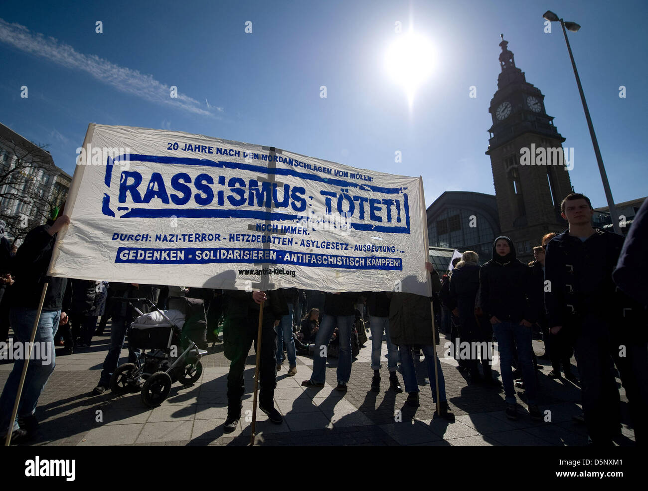 Menschen demonstrieren am Hauptbahnhof gegen Rassismus und Ausgrenzung in Hamburg, Deutschland, 6. April 2013. Demonstrationen gegen Rassismus und Ausgrenzung sind in ganz Deutschland statt. Foto: AXEL HEIMKEN Stockfoto