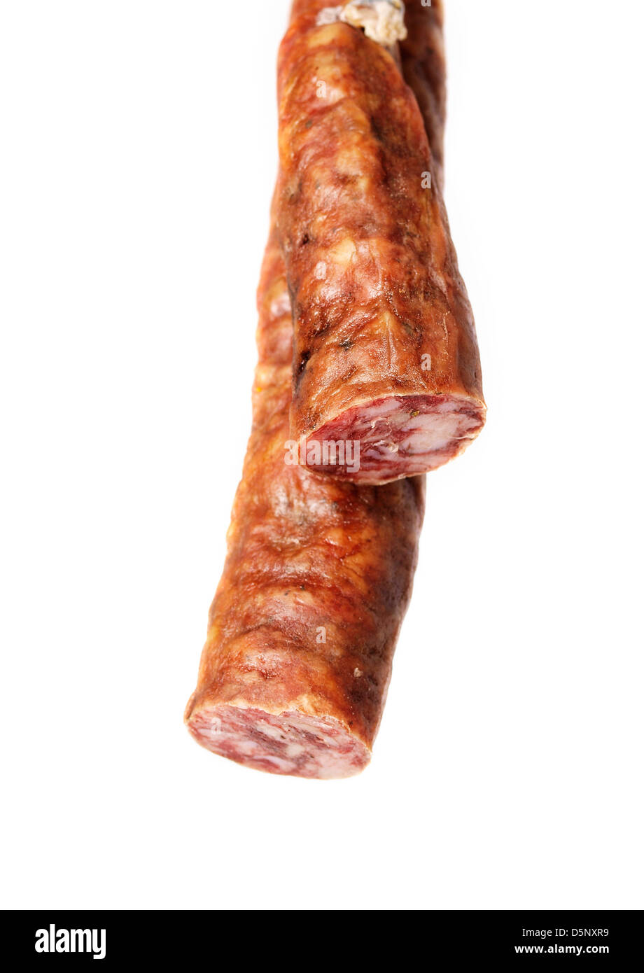 Iberische spanische Wurst hängend auf weißem Hintergrund Stockfoto