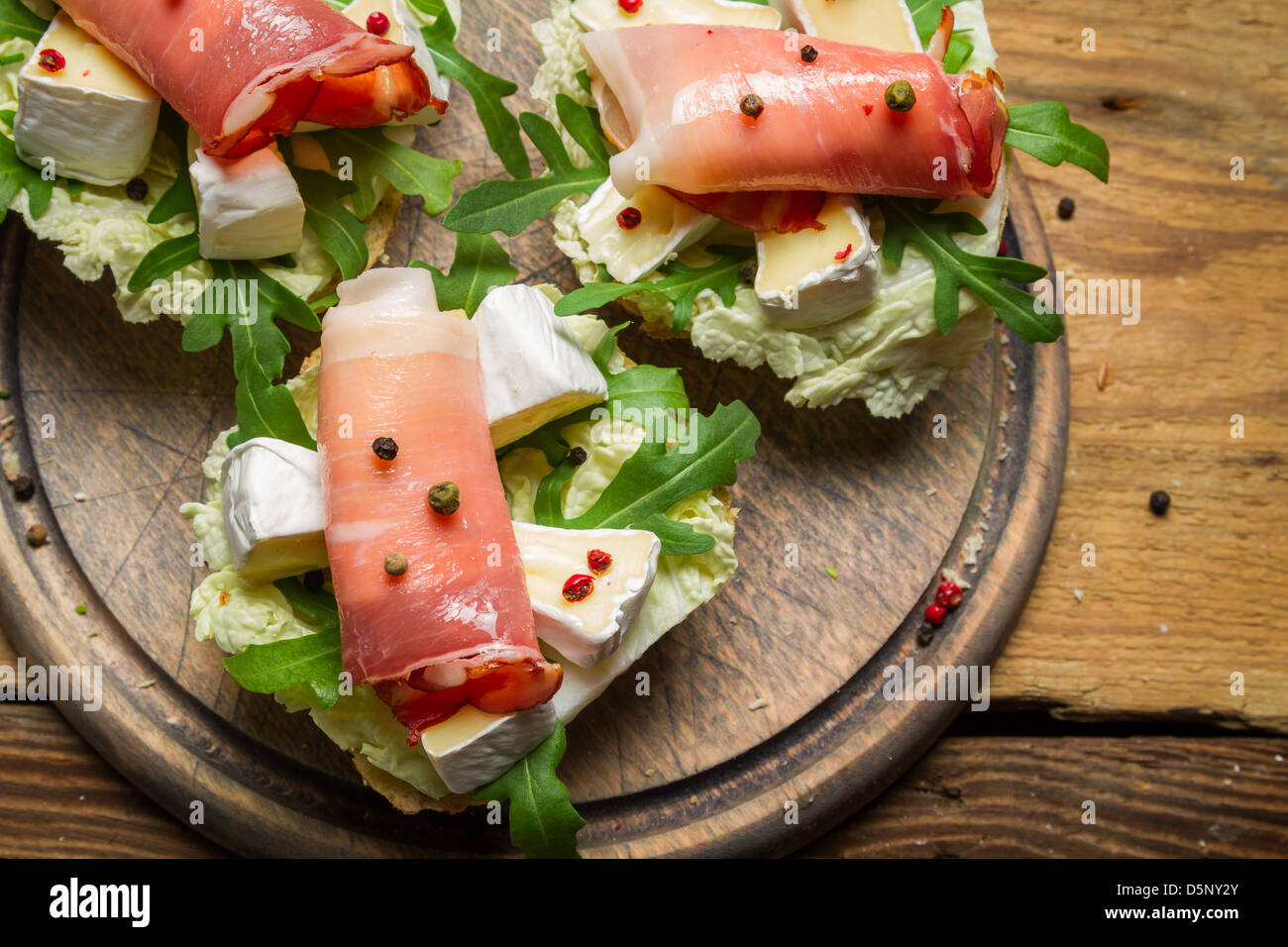 Frische Brötchen mit Parmaschinken, Brie-Käse und Rucola Stockfotografie -  Alamy