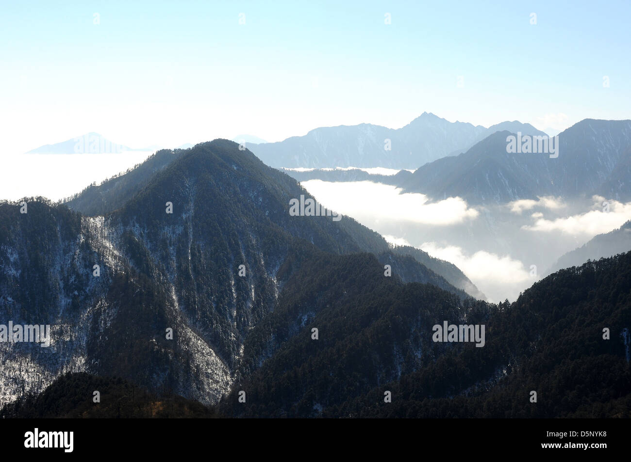Landschaft Natur Reisen Baum Berg Himmelblau weiße Wolke Nebel Ansicht Landschaft landschaftlich Top hohen Schnee winter Stockfoto