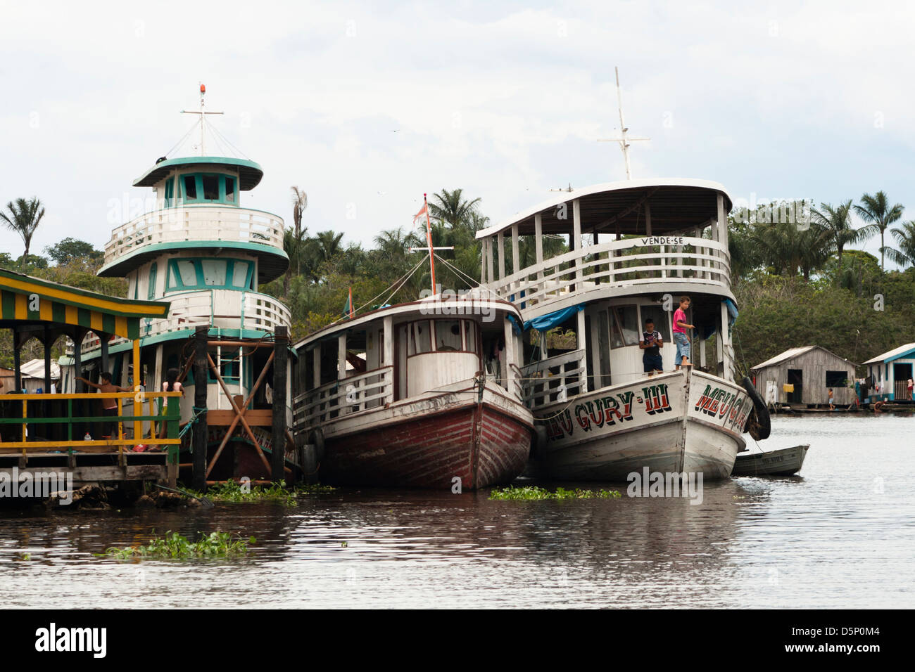 große Reise Boot in Amazon River nahe der Stadt Manaus, Bundesstaat Amazonas, Nord-Brasilien Stockfoto