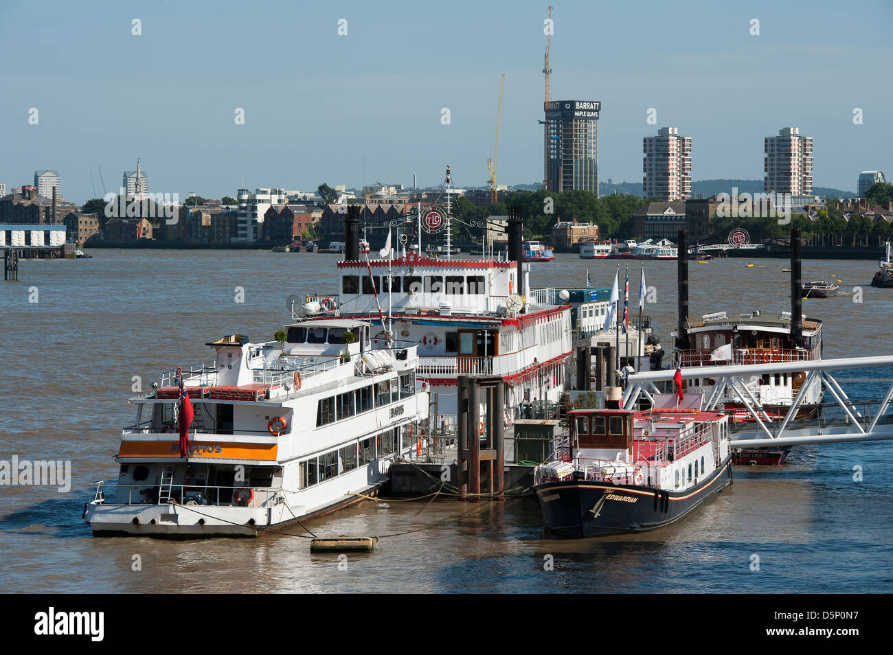 Boote für Charter auf der Themse, London, England. Stockfoto