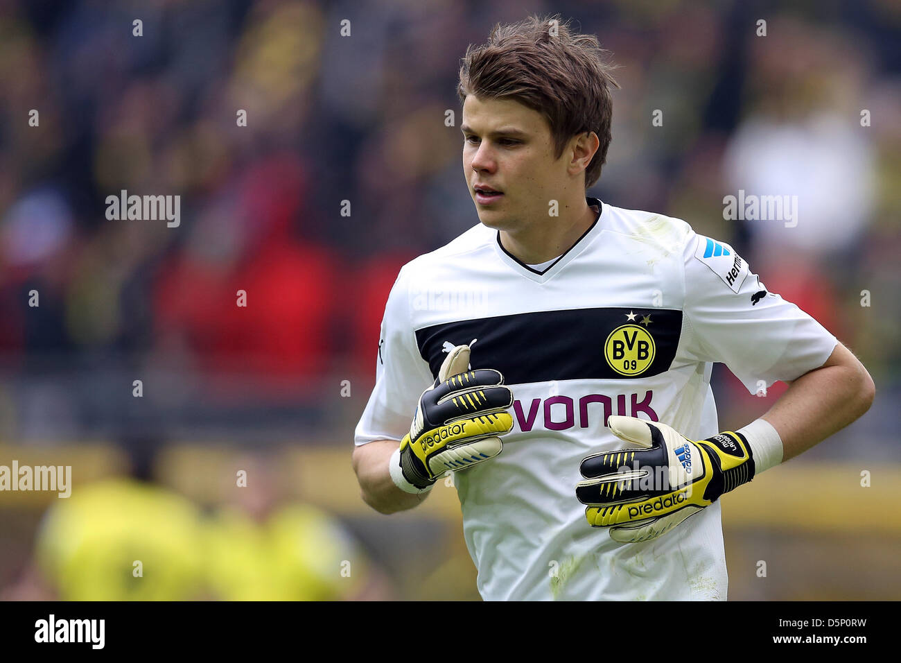 Dortmunds Torwart Mitchell Langerak läuft auf das Feld vor dem Bundesliga-Fußball-Spiel zwischen Borussia Dortmund und FC Augsburg im Iduna Park in Dortmund, Deutschland, 6. April 2013. Foto: KEVIN KUREK (Achtung: EMBARGO Bedingungen! Die DFL ermöglicht die weitere Nutzung der nur bis zu 15 Bilder (keine Sequntial Bilder oder Video-ähnliche Reihe der Bilder erlaubt) über das Internet und Online-Medien während des Spiels (einschließlich Halbzeit), im Stadion oder vor dem Start des Spiels entnommen. Die DFL erlaubt die uneingeschränkte Übertragung von digitalisierten Aufzeichnungen während der Stockfoto