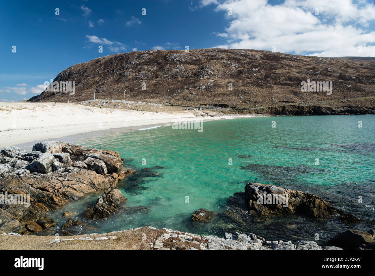 Goldstrand und blauem Wasser des Hushinish auf der Isle of Harris in den äußeren Hebriden in Schottland. Stockfoto