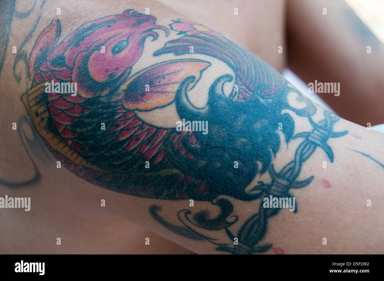 Tattoo auf dem Arm eines Mannes Stockfoto