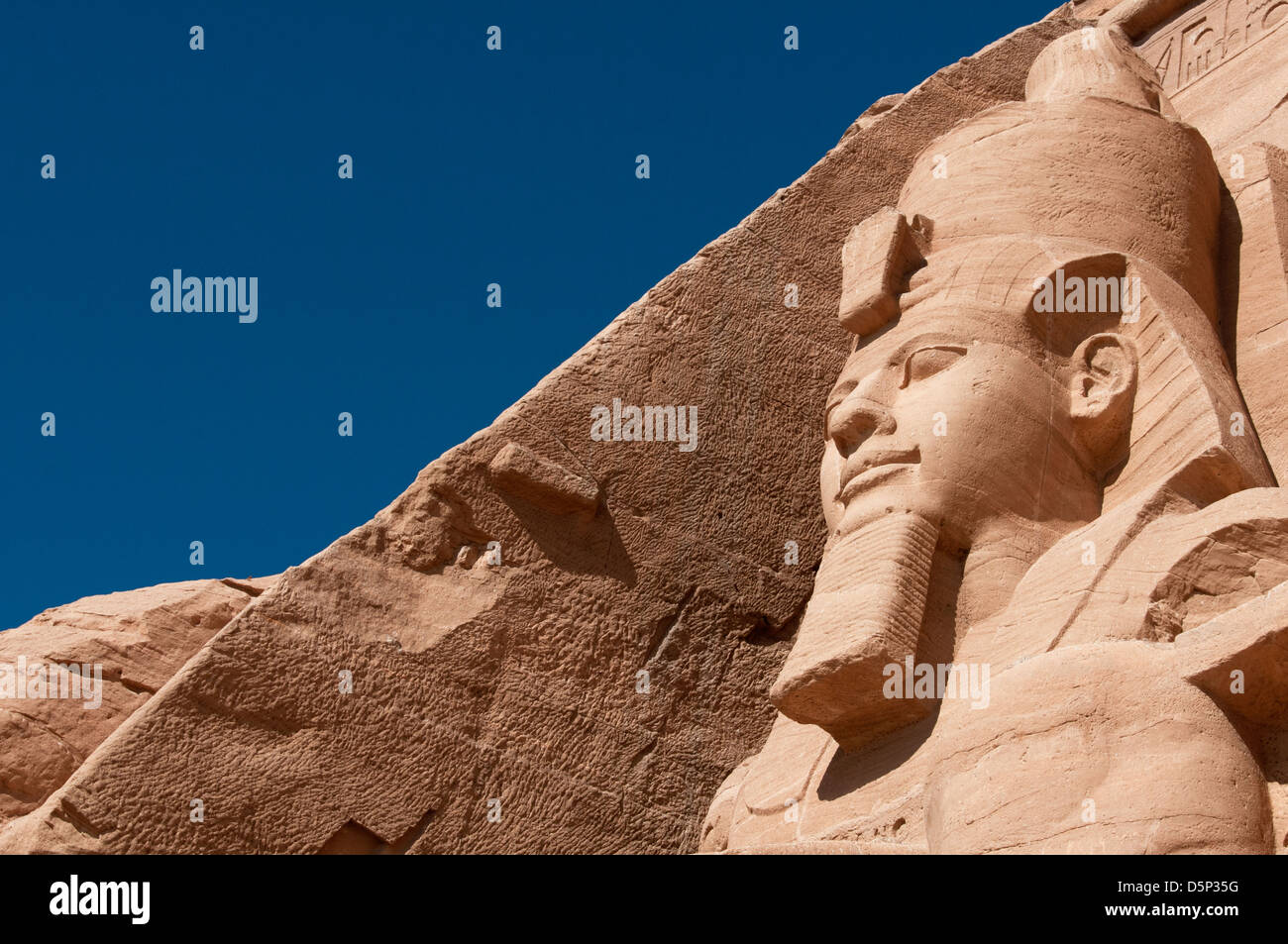 Nahaufnahme eines kolossalen Statuen von Ramses II, trägt die Doppelkrone von unter- und Oberägypten Abu Simbel Nubien Ägypten Stockfoto