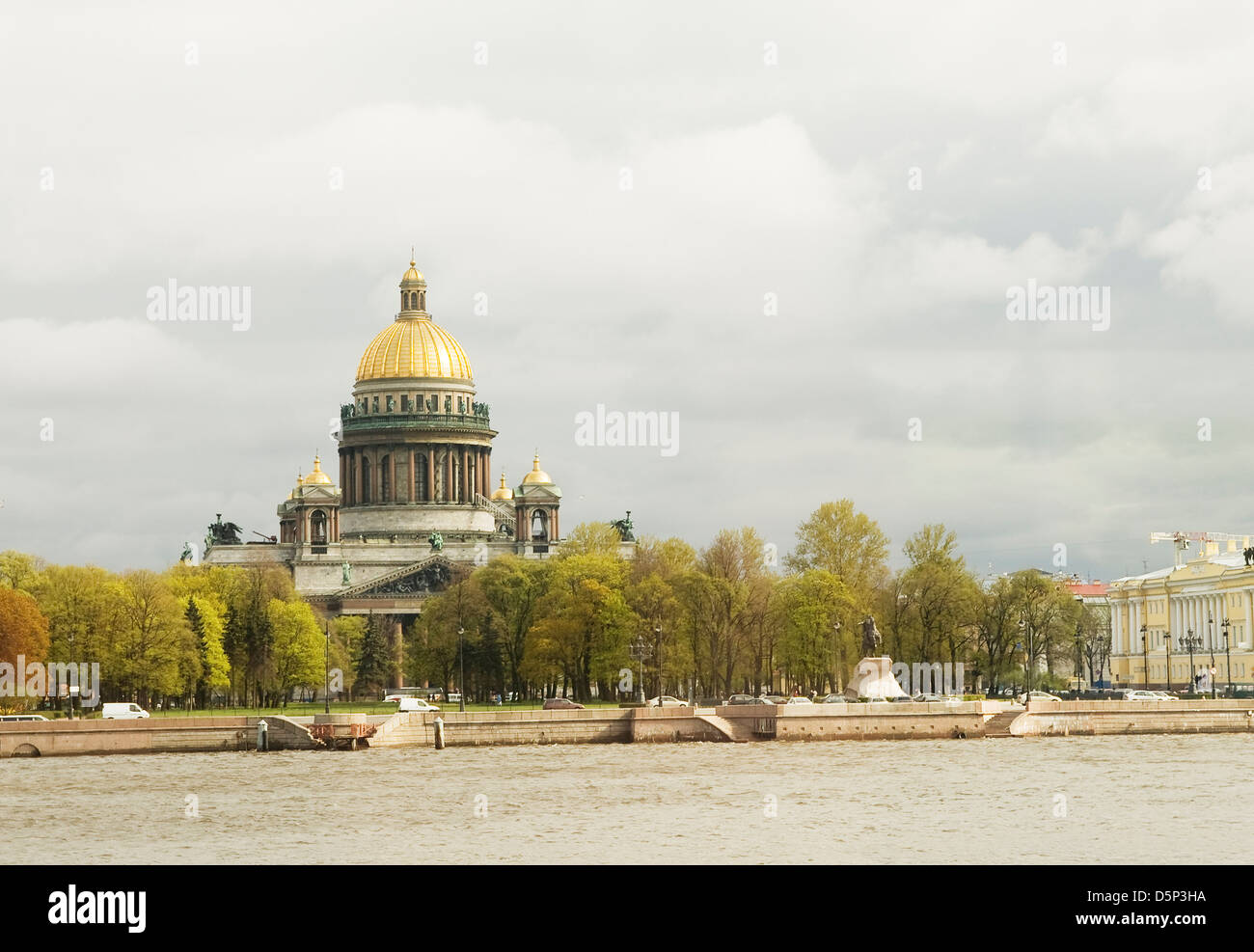 Ansicht der St. Isaaks Kathedrale aus dem Newa-Ufer (St. Petersburg) Stockfoto