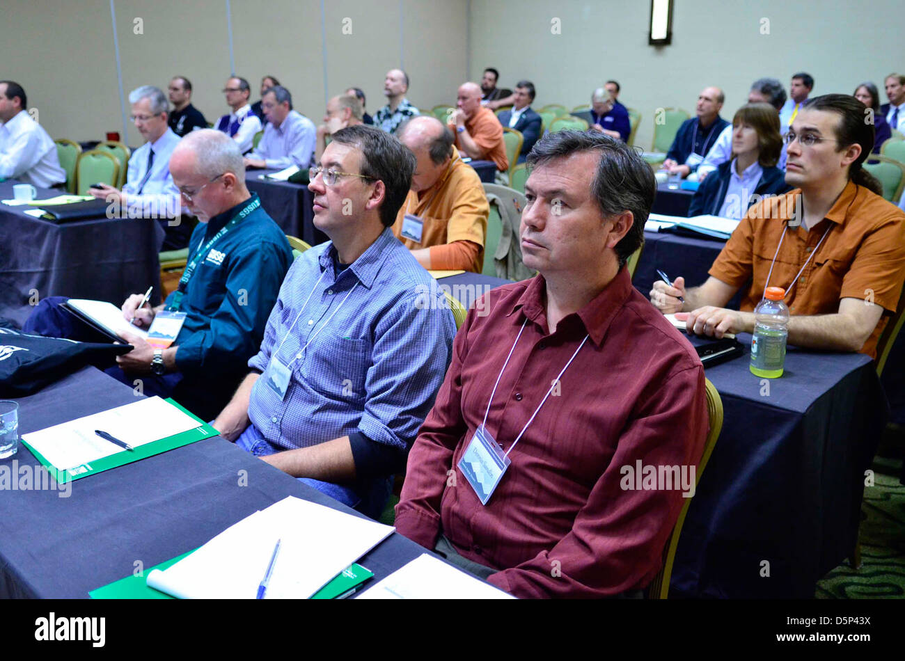 Dieses Bild zeigt ein Coast Salish Kanu, das in der traditionellen Wasserschifffahrt verwendet wird. Sie steht im Zusammenhang mit einer Diskussion über die Wasserqualität im Rahmen von USGS-Präsentationen, die sich auf Wasserbewirtschaftung und -Erhaltung konzentrieren. Stockfoto