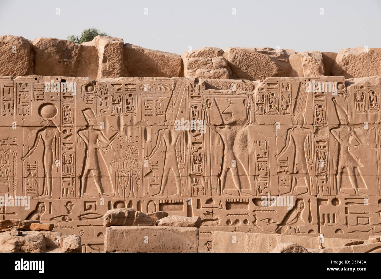 Uralte Hieroglyphen im Karnak Tempel Komplex Luxor Ägypten Stockfoto Uralte Hieroglyphen im Karnak Tempel Komplex Luxor Ägypten Stockfoto