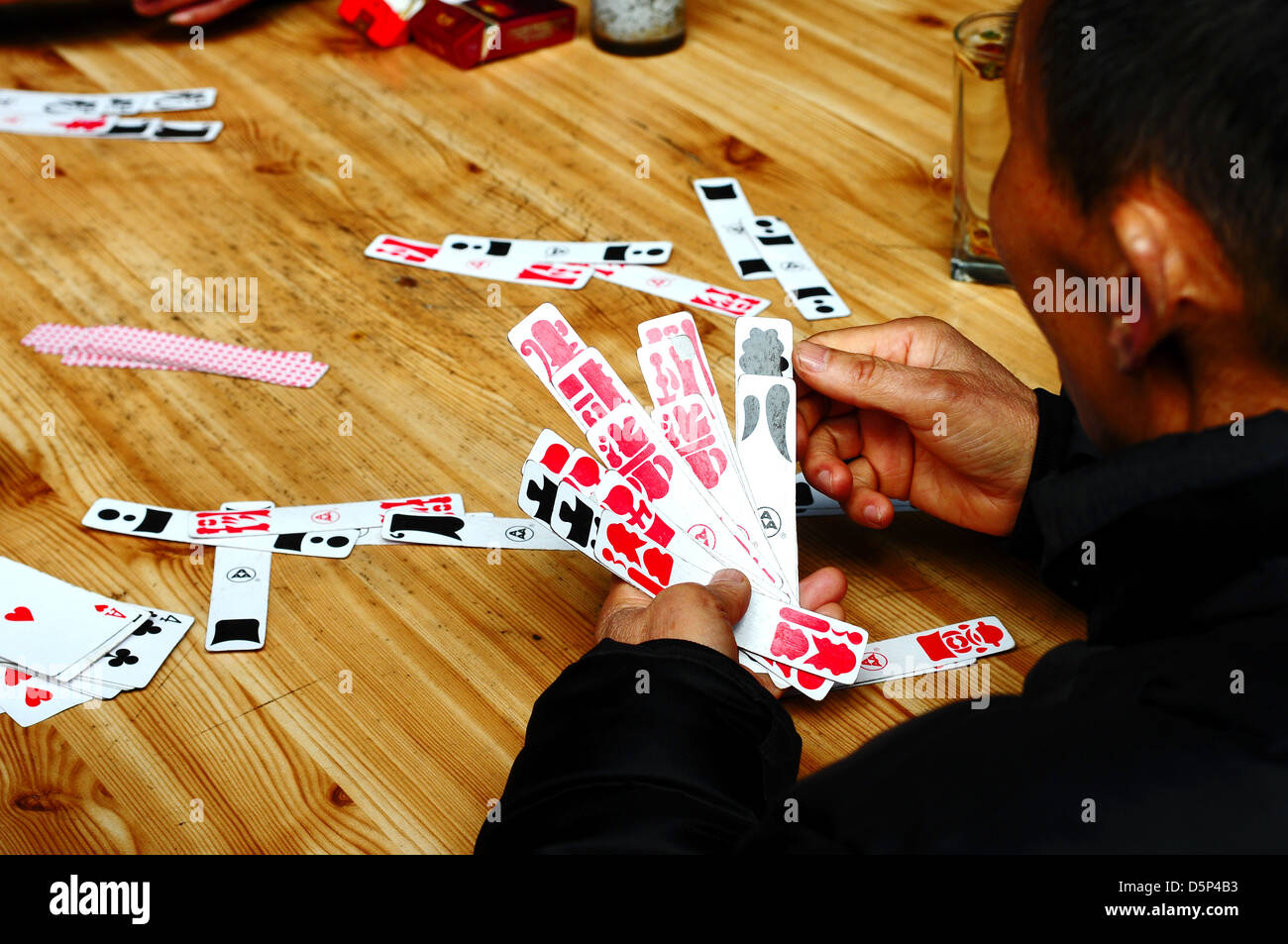Karten rot China chinesische Greis Spiel Glücksspiel, Wetten, Glücksspiel Spaß Hobby interessante Freizeit Papier zählen traditionelle alte Stockfoto