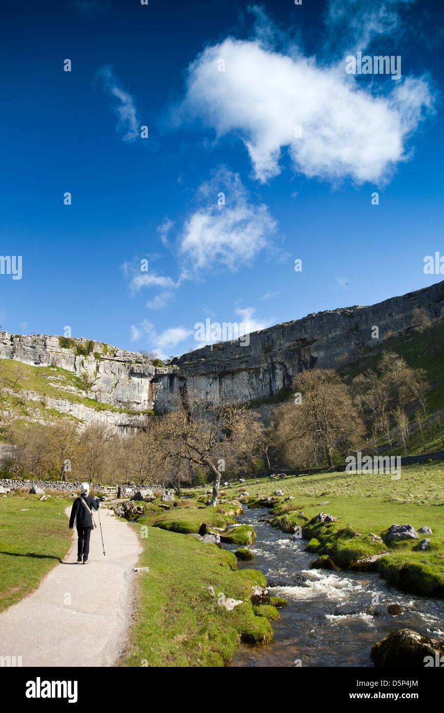 Großbritannien, England, Yorkshire, Malham, Frau allein zu Fuß auf Fußweg Malham Cove Stockfoto