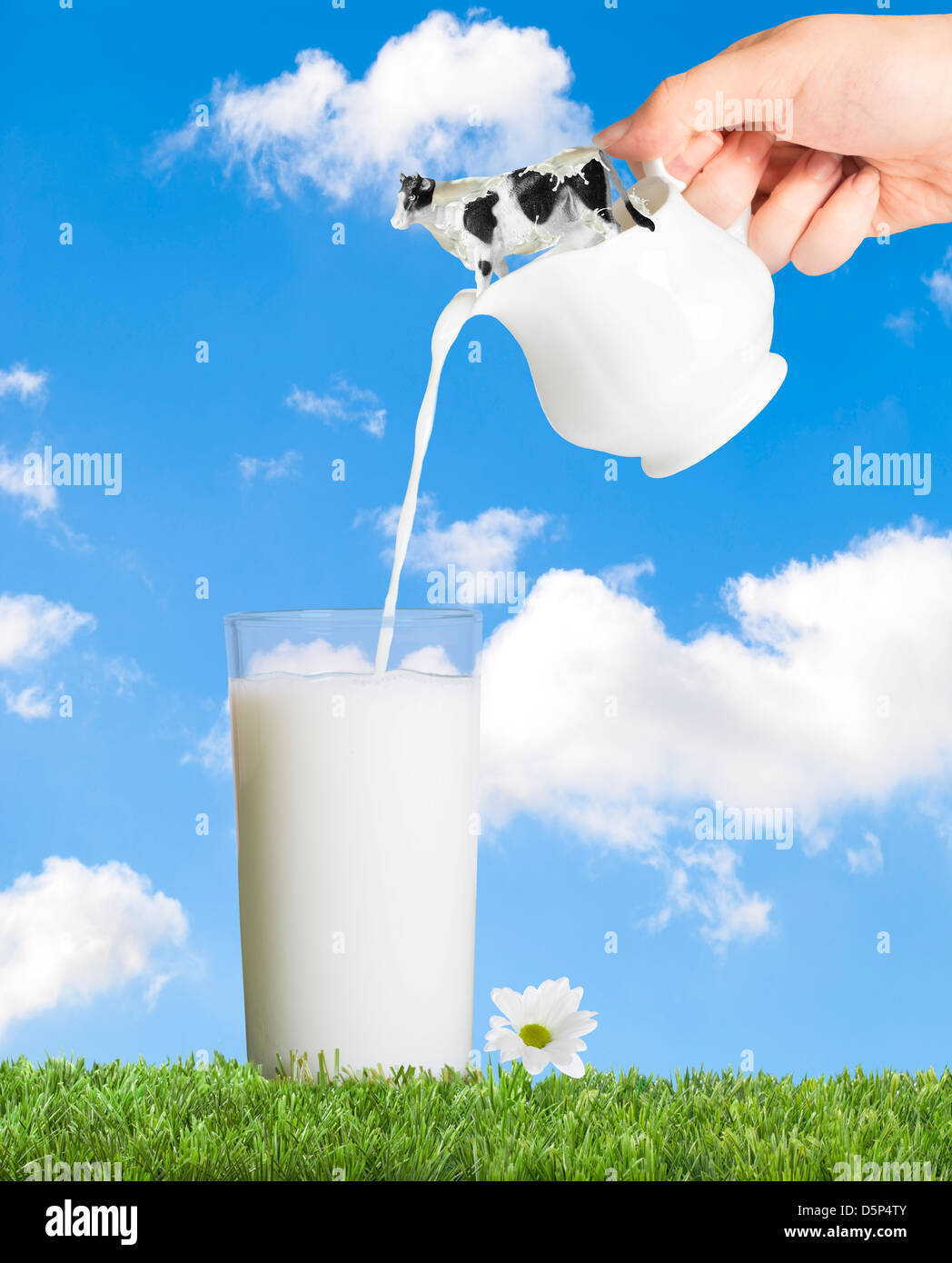 Glas voll Sahne Milch gegossen aus einem Krug Stockfoto