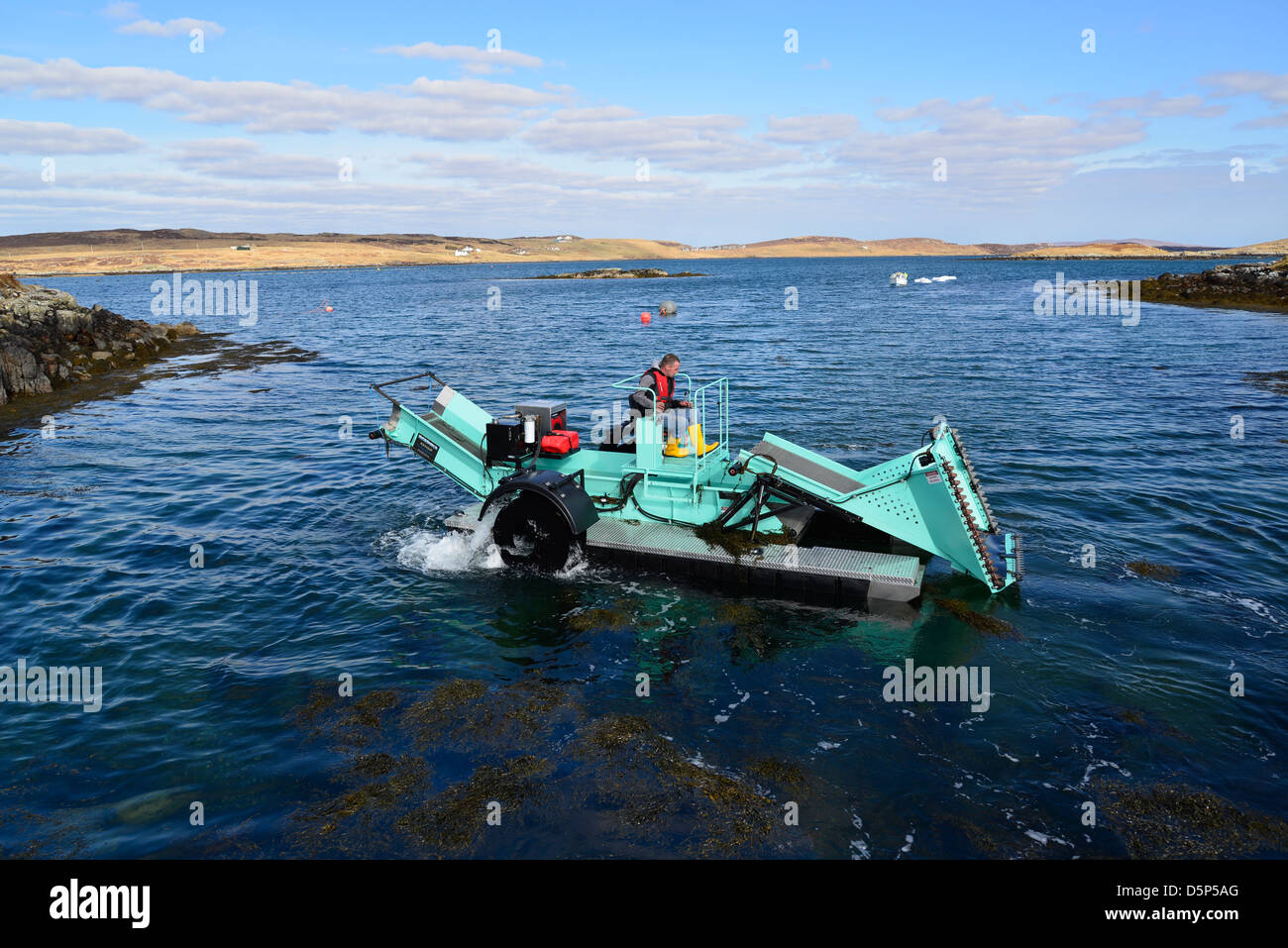 Eine Alge, die Erntemaschine in die äußeren Hebriden in Schottland Stockfoto