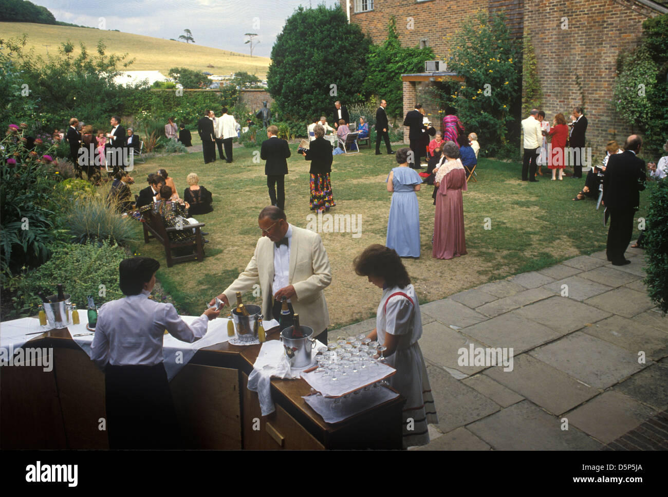 Glyndebourne Festival Opera. Lewes East Sussex: Getränke vor der Oper in den Gärten. 1980ER JAHRE 1984 UK HOMER SYKES Stockfoto